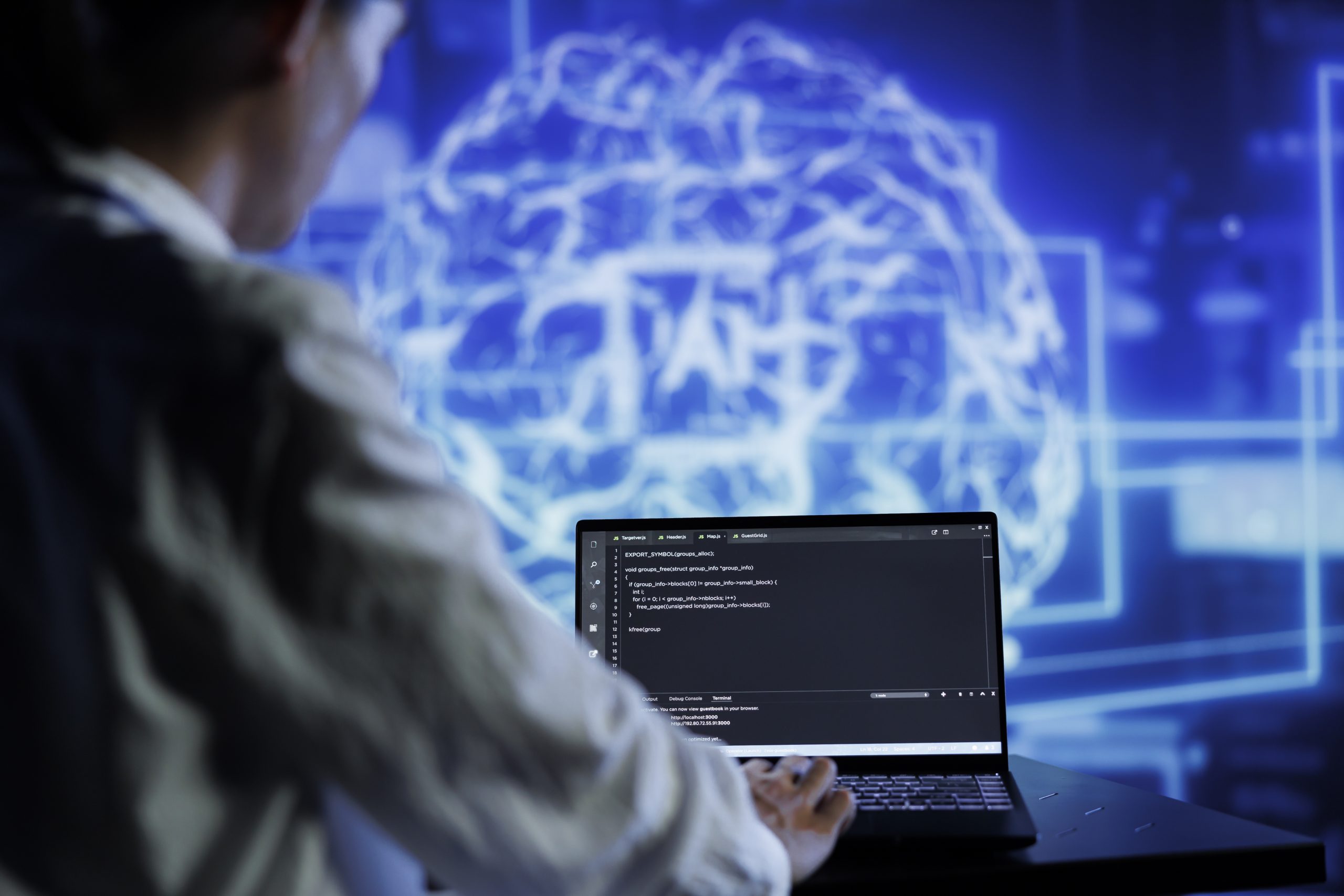 programador que trabalha com procurement digitando código em notebook
