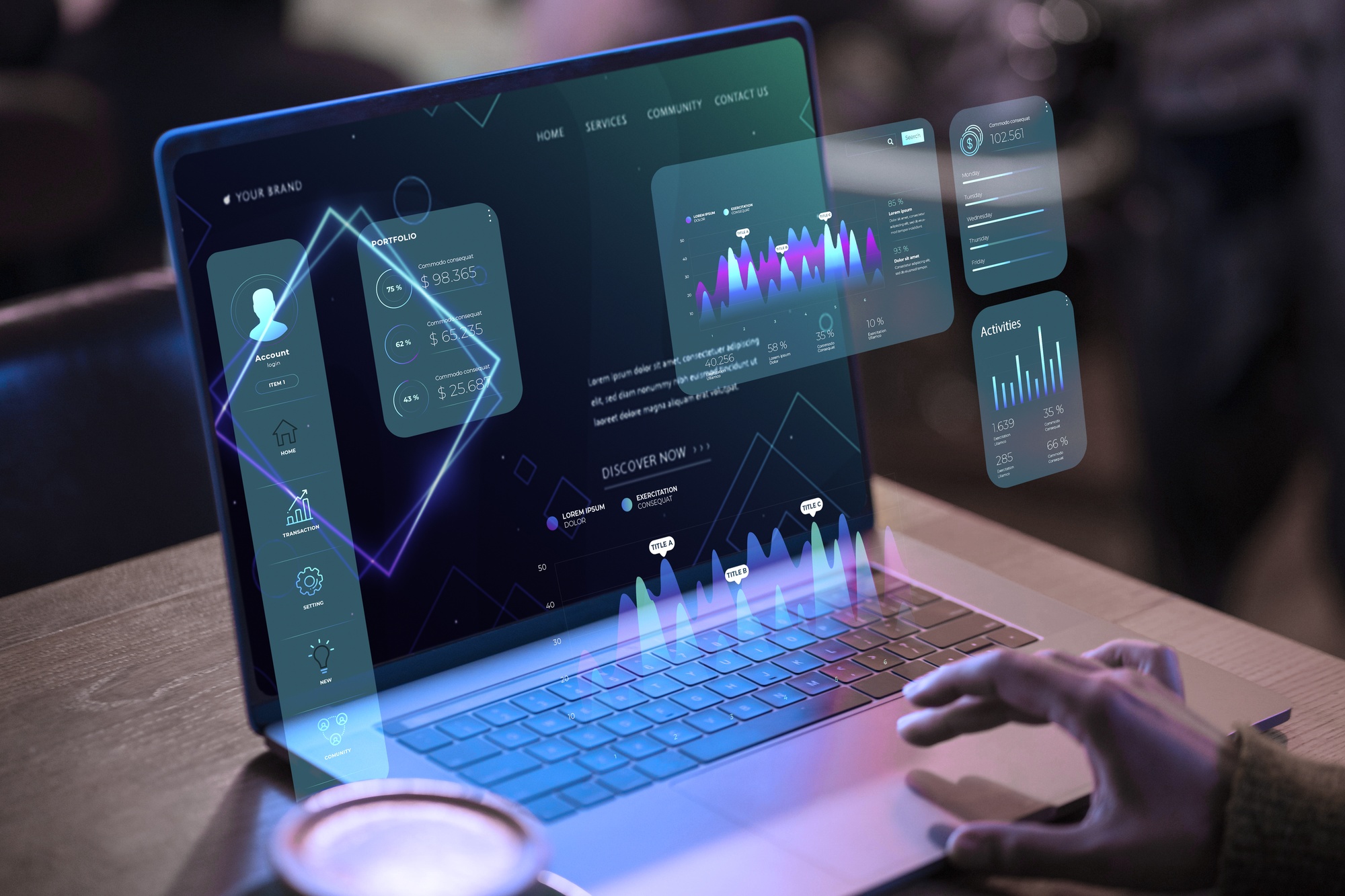 funcionário de grande corporação utlizando um sistema SAP em seu notebook